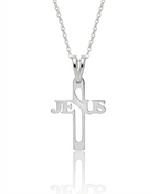 Cadena y dije cruz de Jesús grande en plata sobre fondo claro