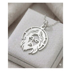 Cadena con dije del rostro de Jesús, vista de cerca