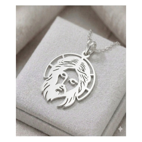 Cadena con dije del rostro de Jesús, vista de cerca