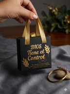 Detalle de la pulsera Dios tiene el control