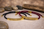 Pulsera Dios tiene el control con caja de lujo