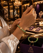 Pulsera de jade puesta en la muñeca