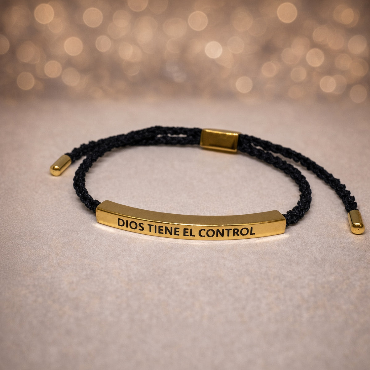 Pulsera Dios tiene el control en color rojo
