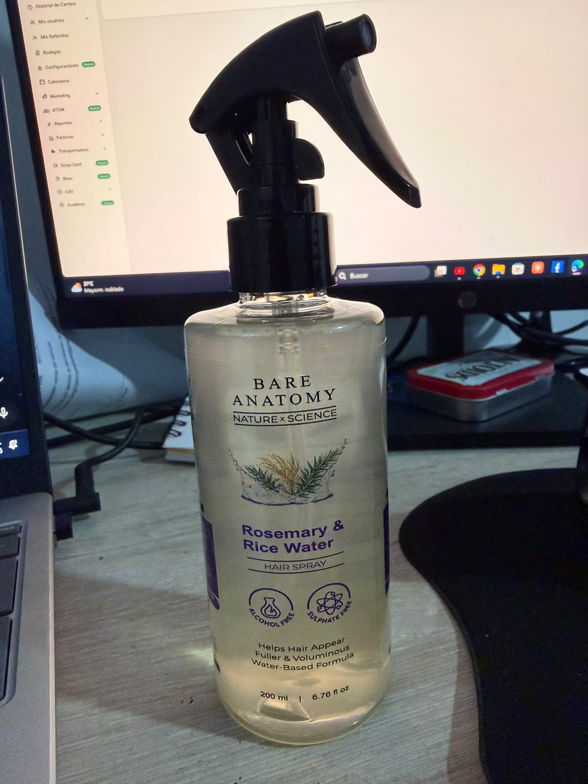 Detalle del spray de romero y agua de arroz