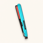 Plancha Remington Ceramic Colors turquesa con placas coral, sobre fondo crema