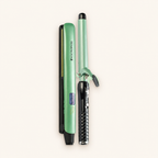 Plancha de cabello y pinza Remilngton SD10 verdes, sobre fondo crema
