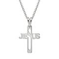 Cadena y dije cruz de Jesús grande en plata, producto aislado sobre fondo transparente.