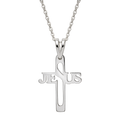 Cadena y dije cruz de Jesús pequeña en plata, con el dije y el tramo visible de cadena aislados sobre fondo transparente.