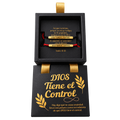 Combo 2 Pulseras Dios Tiene el Control con Caja de Lujo, producto aislado sobre fondo transparente