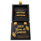 Combo 2 Pulseras Dios Tiene el Control con Caja de Lujo, producto aislado sobre fondo transparente